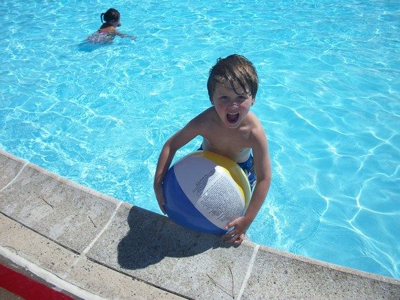 Swimming fight childhood obesity Swimming fight childhood obesity