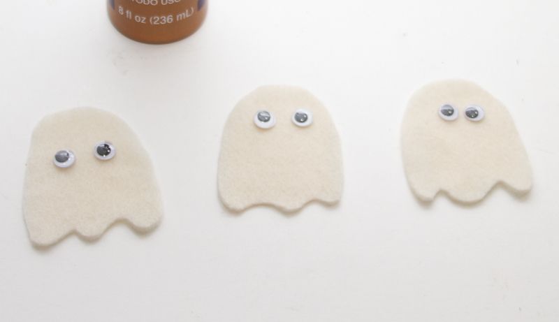 Glue eyes on your ghost for the Halloween mini bag craft for kids Glue eyes on your ghost for the Halloween mini bag craft for kids