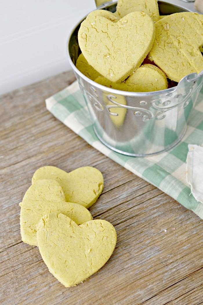 Looking for a cute Valentine's Day idea for your pup? Check out this yummy heart-shaped cinnamon pumpkin dog treat recipe! Your dogs will go crazy for it!