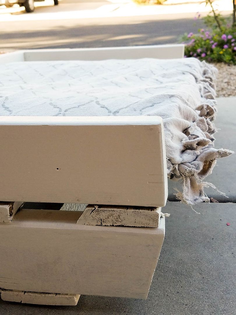 Looking for the perfect waterproof bed for your pooch? Check out this homemade dog bed using pallets!