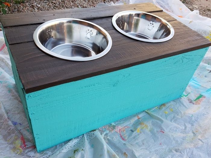Keep your pets' food off the floor with this DIY homemade dog food stand. Since it's made from pallets, it's inexpensive to make! Video tutorial included. 