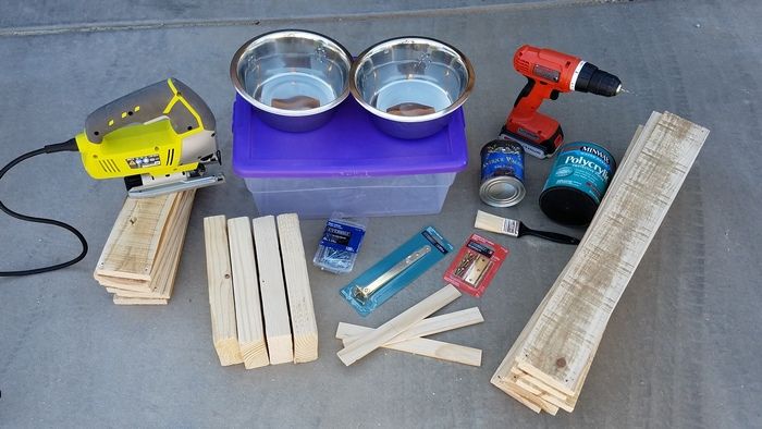 Keep your pets' food off the floor with this DIY homemade dog food stand. Since it's made from pallets, it's inexpensive to make! Video tutorial included. 