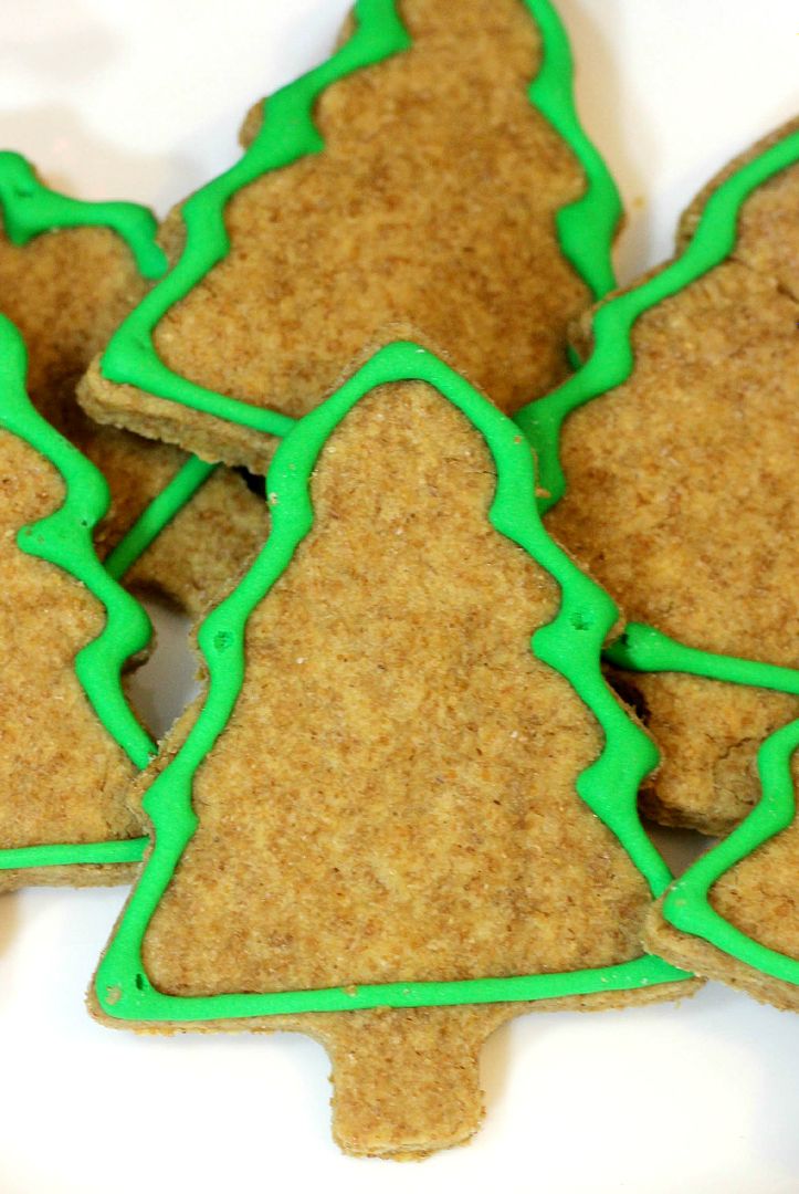  Ready for another great holiday dog treats recipe that you can whip up for your special canine companion? These Christmas Tree treats are so cute!